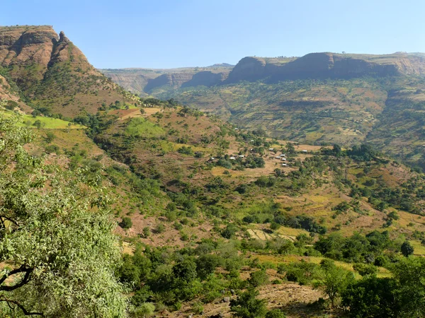 Ethiopian village in the valley of mountains. Africa. — Stock Photo, Image