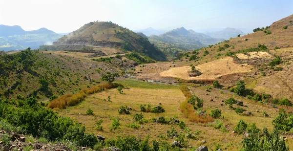 Górskiej w Etiopii. rzeką w dolinie gór. Afryka. — Zdjęcie stockowe