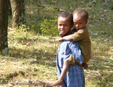 Debre markos, Etiyopya - 24 Kasım 2008: iki yabancı Etiyopya çocuk portre üzerinde debre doğada marcos, Etiyopya - Kasım 24, 2008. doğa içinde belgili tanımlık geçmiş.