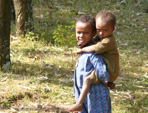 DEBRE MARKOS, ETIOPIA - 24 NOVEMBRE 2008: Due estranei bambini etiopi in primo piano sulla natura a Debre Marcos, Etiopia - 24 novembre 2008. Natura sullo sfondo . — Foto Stock