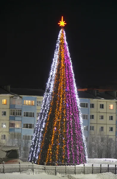 NADYM, RUSSIE - 25 FÉVRIER 2013 : Nouvel An - vacances à Nadym, Russie - 25 février 2013. Décorations de rue festives. Magnifiquement éclairé bâtiment et les arbres. Grand Nord, Nadym . — Photo