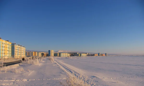 NADYM, RUSSIA - 20 NOVEMBRE 2006: Veduta della città. Struttura architettonica, strada a Nadym, Russia - 20 novembre 2006. Paesaggio invernale . — Foto Stock