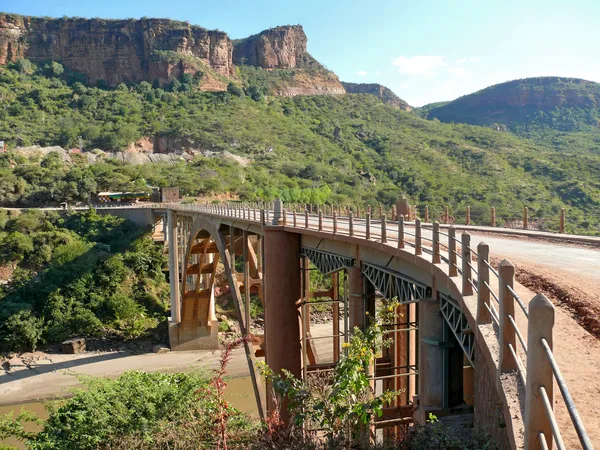 köprü inşaatı. Kanyona hangi akar Mavi Nil dibinde iki kilometrelik iniş. Afrika, Etiyopya.