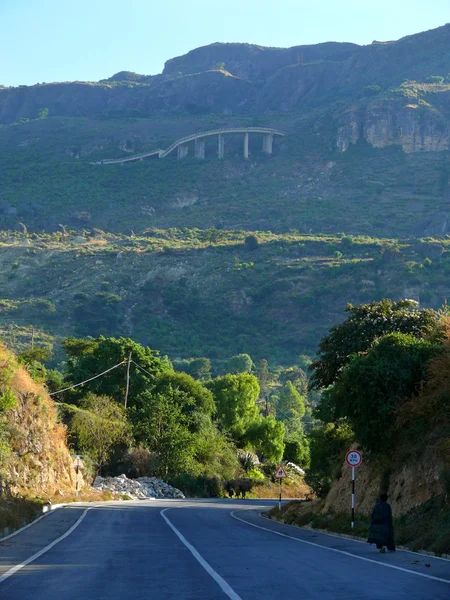 Road in the mountains. Landscape of mountains around. Africa, Ethiopia. — Stock Photo, Image