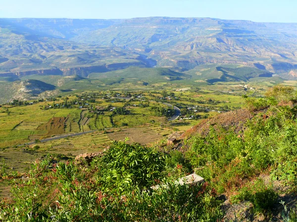 En by i bergen nära vägen. Afrika, Etiopien. — Stockfoto