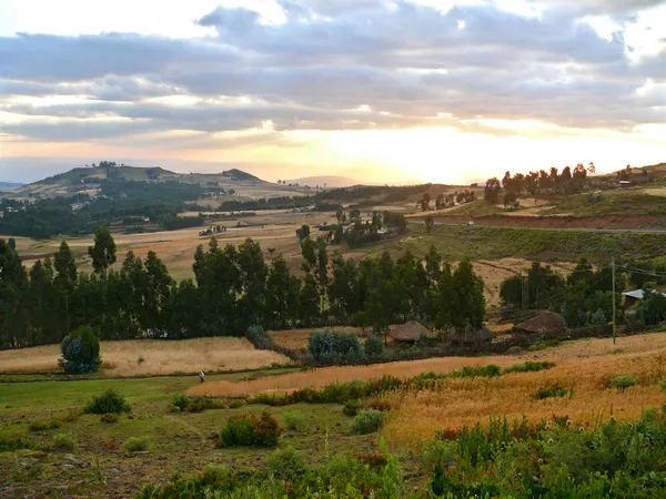 Paysage montagneux. Ciel nuageux éclairé par le coucher du soleil. Afrique, Ethiopie . — Photo