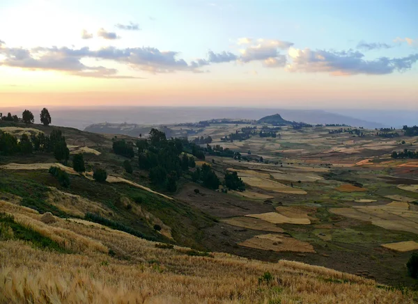 山地景观。多云的天空被落日照亮。非洲埃塞俄比亚. — 图库照片