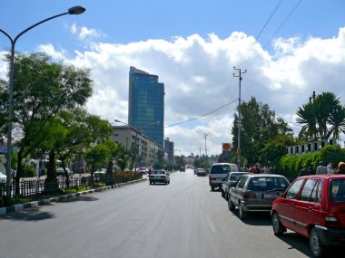 Addis ababa, Etiyopya - 25 Kasım 2008: şehir merkezinde. kentsel yol yapım. Araba yol üzerinde hareket. yol yürüyüş yabancılarAddis Abeba, Etiopia - 25 novembre 2008: downtown. costruzione di strade urbane. auto in movimento sulla strada. estranei, camminando lungo il ciglio della strada.