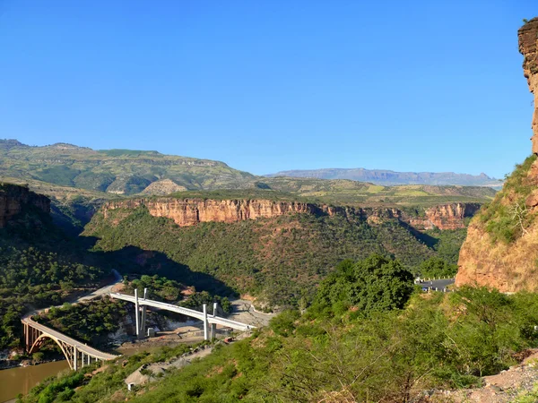 Two bridges over the Canyon at the bottom of the Blue Nile flows kotorog. Africa, Ethiopia. — Stock Photo, Image