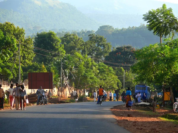 Mega, Ethiopie - 25 novembre 2008 : La vie dans le village. La route centrale se referme. Des villageois inconnus vaquent à leurs occupations. Paysage nature autour . — Photo