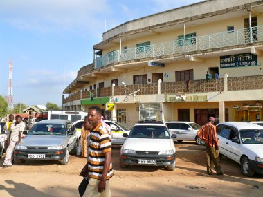 Moyale, Etiyopya - 27 Kasım 2008: köyün Etiyopya ve kenya arasındaki sınırda. otel yakın çekim. Otelin önünde park araba ile. yabancı köylü kendi işine bak..