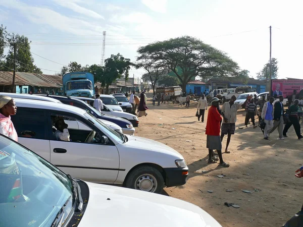 MOYALE, ÉTHIOPIE - 27 NOVEMBRE 2008 : Le village situé à la frontière entre l'Éthiopie et le Kenya. Des maisons. Voitures garées. Des villageois inconnus mènent leurs affaires . — Photo