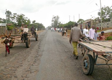 dubuluk, Etiyopya - 25 Kasım 2008: yerleşim. t yolda