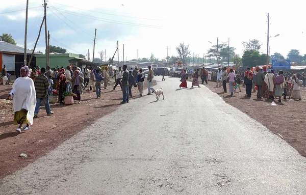 CHUMBA, ETHIOPIA - NOVEMBER 25, 2008: Settlement. The road on th — Stock Photo, Image