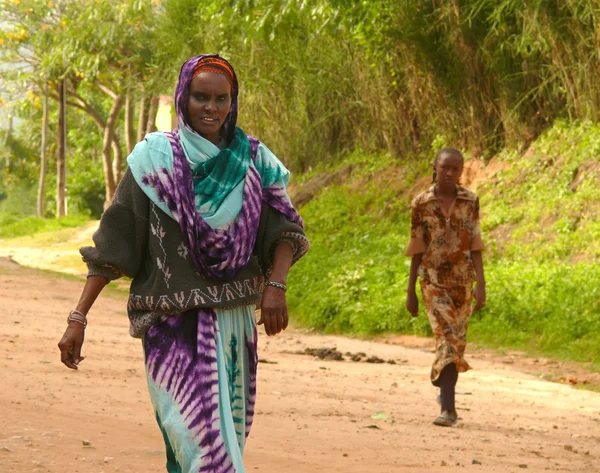 MOYALE, ETHIOPIA - NOVEMBER 27, 2008: Strange two women of the tribe Tsonga are on the road in Moyale, Ethiopia - November 27, 2008. Trees around the road. — Stock Photo, Image