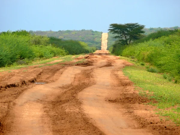 Peligroso camino africano entre Moyale y Marsabit . — Foto de Stock