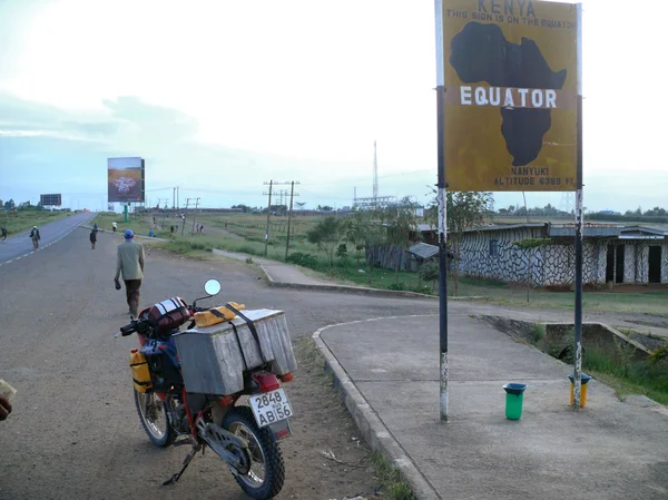 NANYUKI, KENYA - 28 NOVEMBER 2008: The intersection of the equator. Соглашение. Дорога. Незнакомцы из деревни на дороге. . — стоковое фото