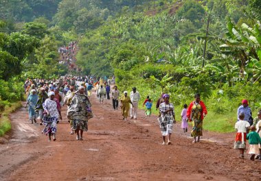 Moshi, Tanzanya - 30 Kasım 2008: insanlar yolda gitmek için çalışma