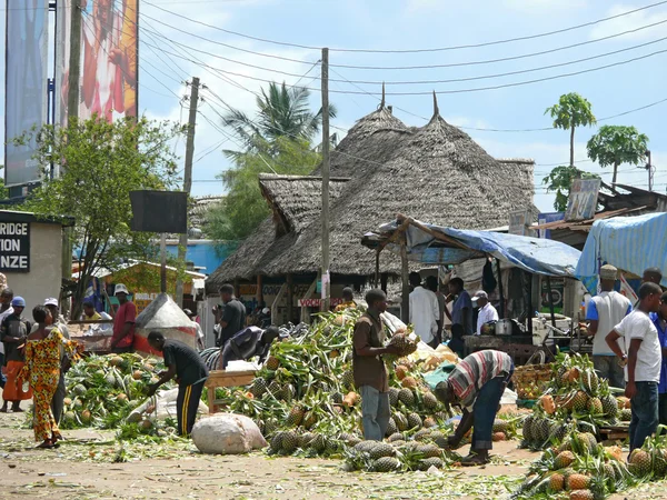 Korogwe, tanzania - 30 november 2008: frukt marknaden, olika frukt — Stockfoto