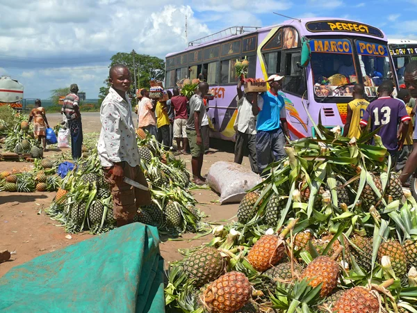 Korogwe, tanzania - 30 november 2008: handel op de weg. — Stockfoto