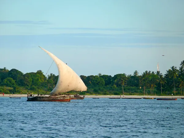 Yelkenli tekne, Hint Okyanusunda sürükleniyor. Tanzanya, Afrika. — Stok fotoğraf