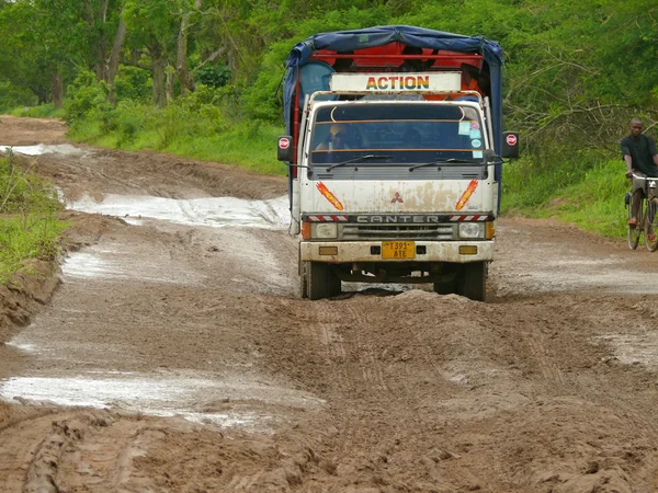 KIBITI, TANZANIA - 2 DE DICIEMBRE DE 2008: Un camión que viaja por la carretera — Foto de Stock