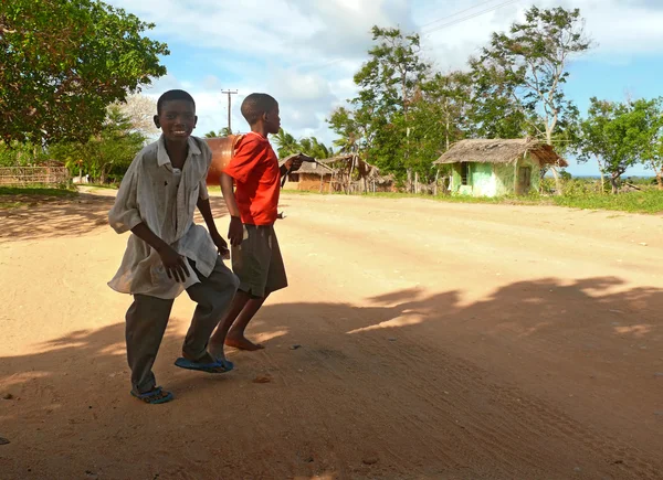 LINDI, TANZANIA - DESEMBRE 2, 2008: Due ragazzi sconosciuti si incrociano — Foto Stock