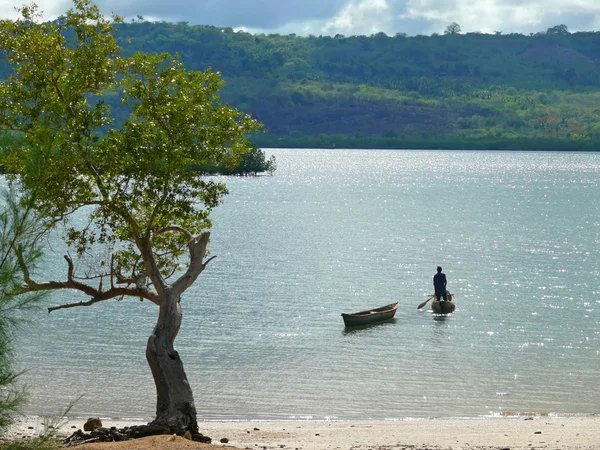 LINDI, TANZÂNIA - DESEMBRO 3, 2008: Dois barcos a escavação perto de th — Fotografia de Stock