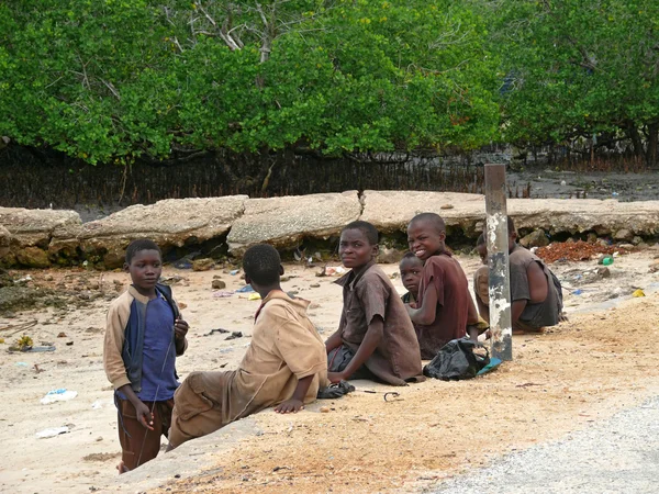 MTWARA, TANZANIA - DESEMBER 3, 2008: A group of unknown African — Stock Photo, Image