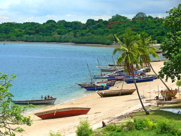 MTWARA, TANZANIA - 3 DE DICIEMBRE DE 2008: Pescadores desconocidos en bo —  Fotos de Stock