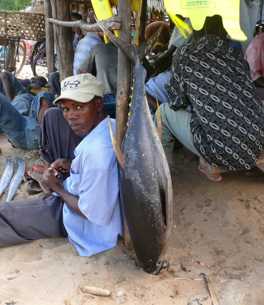 MTWARA, TANZANIA - DESEMBER 3, 2008: The fish market. — Stock Photo, Image