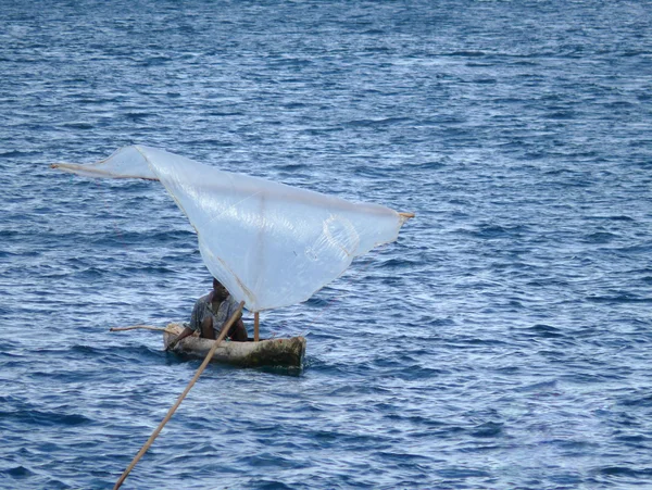 MTWARA, Tanzania - 3 de diciembre de 2008: Pescador solitario desconocido en —  Fotos de Stock