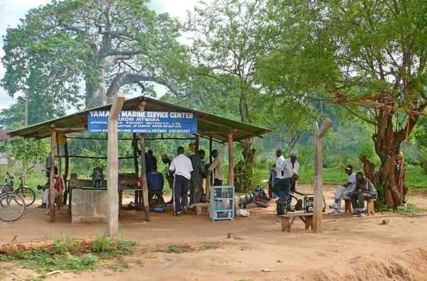 MTWARA, Tanzania - December 3, 2008: Workshop repair and mainten — Stock Photo, Image