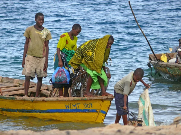 MTWARA, Танзания - 3 декабря 2008: Неизвестные мужчины рыбаки saile — стоковое фото