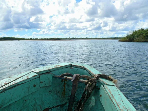 Rivière Rovuma. Le bateau flotte sur l'eau . — Photo