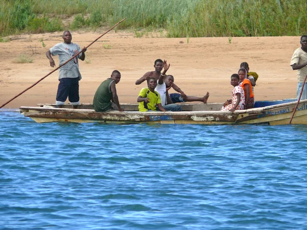 LAMIRANGA, MOZAMBIQUE - 4 DESEMBER 2008: Unknown men carry passe — Stock Photo, Image