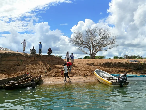 Lamiranga, Мозамбіку - 4 desember 2008: невідомий чоловіків попливли b — стокове фото