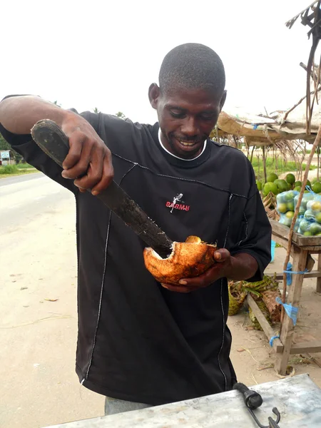 Korogwe, tanzania - 30 november 2008: okänd man med en machete — Stockfoto