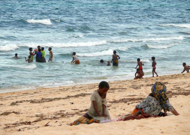 Pemba, Mozambik - 5 desember 2008: güneşlenme insan grubu 