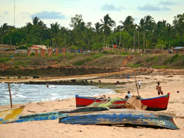PEMBA, MOZAMBIQUE - 5 DE DICIEMBRE DE 2008: Barcos tirados en la playa . —  Fotos de Stock
