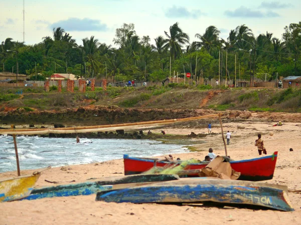 PEMBA, MOZAMBIQUE - 5 DE DICIEMBRE DE 2008: Barcos tirados en la playa . Imagen de stock