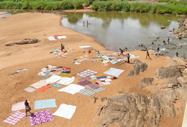 namapa, mozambique - 6 desember 2008: bilinmeyen Afrikalı kadınlar yıkama