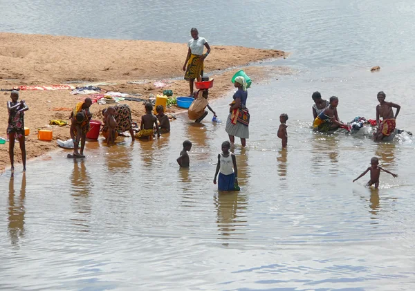 NAMAPA, MOZAMBIQUE - 6 DESEMBER 2008: Unknown African women wash — Stock Photo, Image