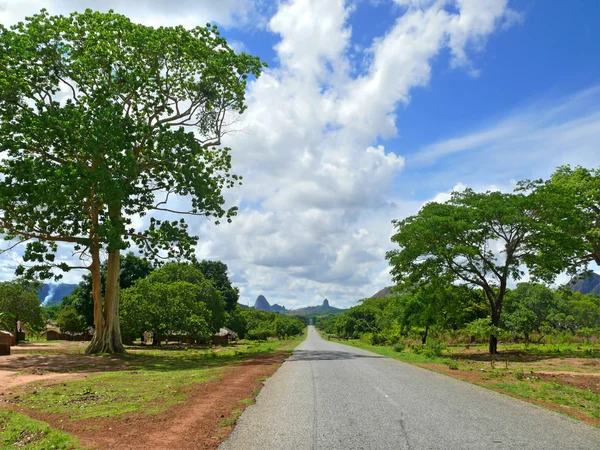 Dekoracje. droga przez wieś. Afryka, Mozambik. — Zdjęcie stockowe