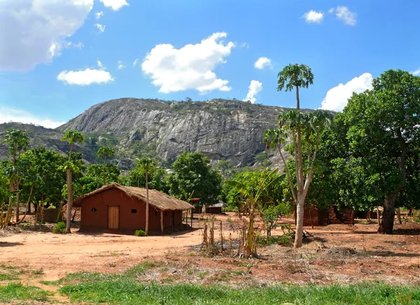 A aldeia fica nas montanhas. Fabulosamente bela paisagem . — Fotografia de Stock