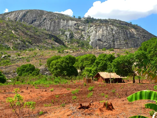 A aldeia fica nas montanhas. Fabulosamente bela paisagem . — Fotografia de Stock