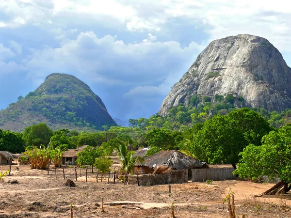 The village is in the mountains. Fabulously beautiful landscape. — Stock Photo, Image