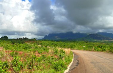 yol dağlarda. bulutlu gökyüzü. Africa, mozambique.