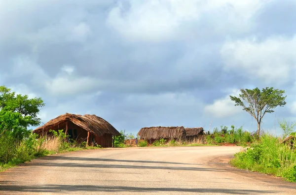 Naiopue, mozambique - 7 december 2008: de nederzetting. een wonen — Stockfoto