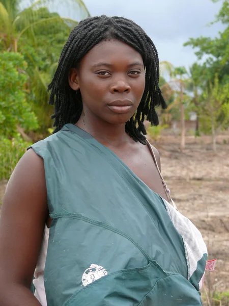 MOCUBA, MOZAMBIQUE - 7 DICIEMBRE 2008: Joven desconocida hermosa A —  Fotos de Stock